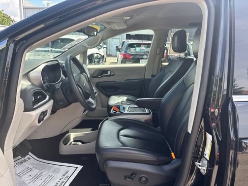 Used 2024 Chrysler Pacifica Touring-L FWD image 22