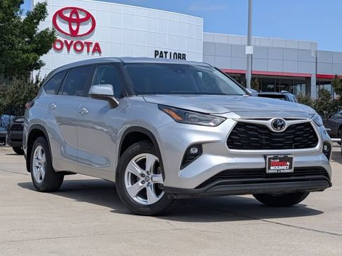 Used 2024 Toyota Highlander LE AWD/4WD image 2