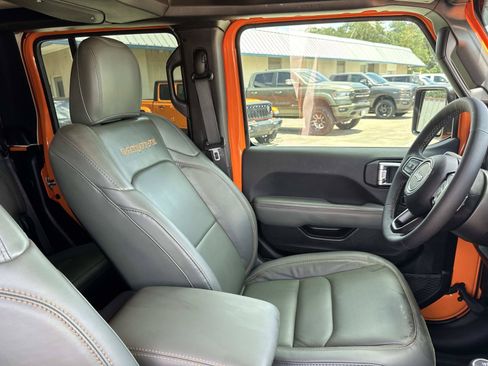 Used 2025 Jeep Gladiator Mojave AWD/4WD image 10