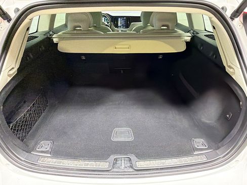 Used 2020 Volvo V60 T5 Cross Country image 13