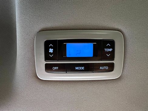 Used 2016 Toyota Sienna SE Premium image 24