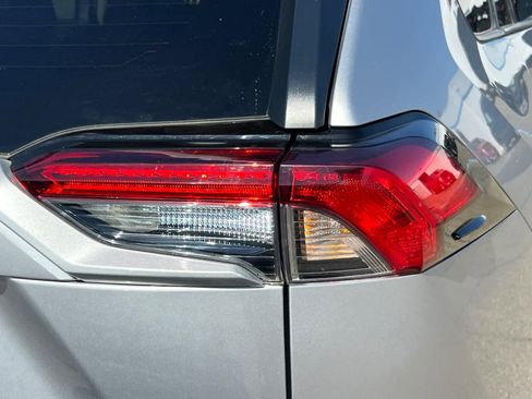 Used 2021 Toyota RAV4 LE AWD/4WD image 18