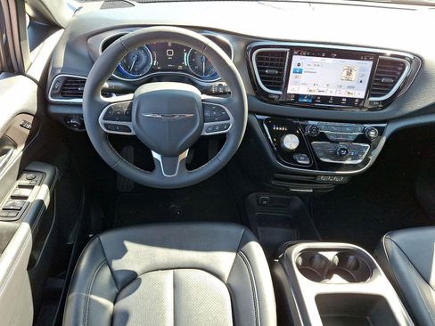 Used 2025 Chrysler Pacifica Select image 27