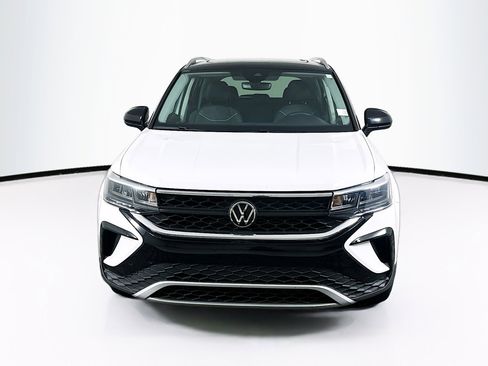 Used 2023 Volkswagen Taos SE image 2