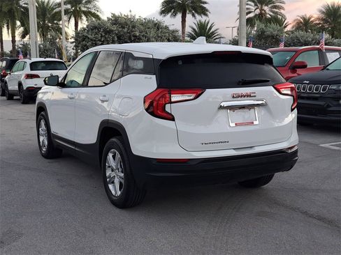 Used 2022 GMC Terrain SLE image 4