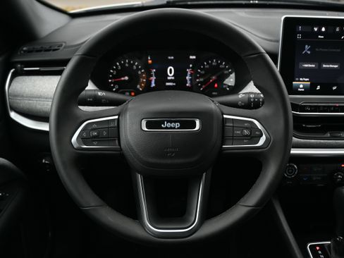 Used 2023 Jeep Compass Latitude image 18