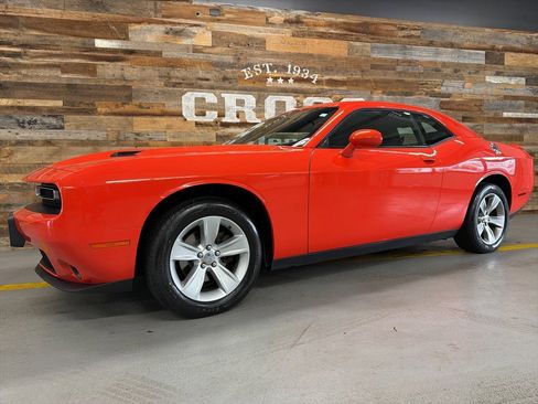 Used 2019 Dodge Challenger SXT image 14