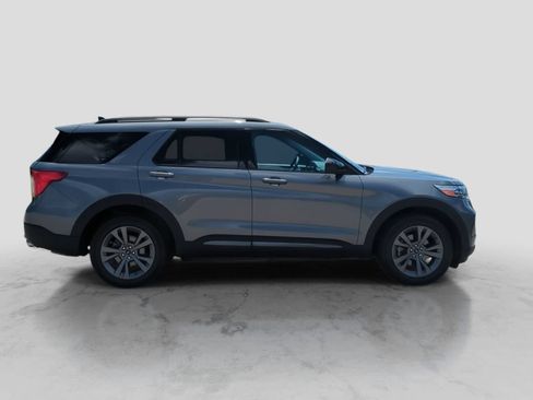 Used 2023 Ford Explorer XLT w/ Equipment Group 202A AWD/4WD image 9
