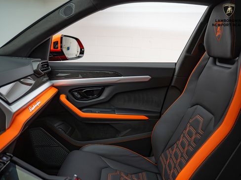 Used 2025 Lamborghini Urus SE image 33