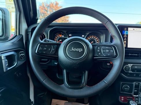 Used 2025 Jeep Wrangler Unlimited Rubicon AWD/4WD image 17