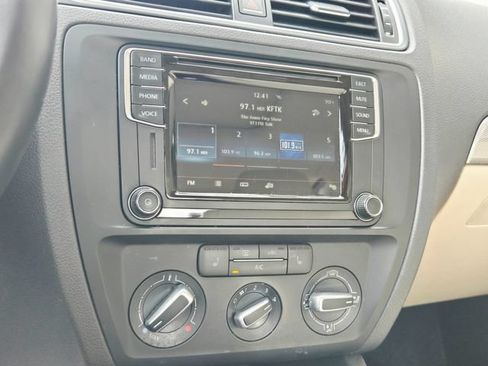 Used 2017 Volkswagen Jetta SE FWD image 23