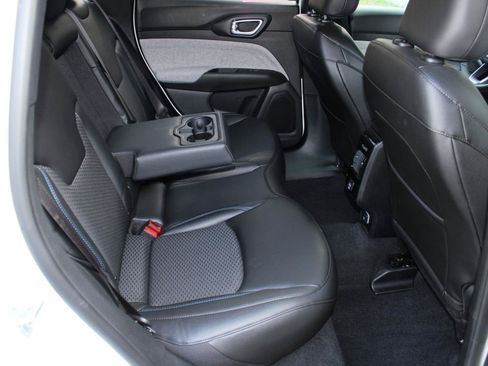 Used 2024 Jeep Compass Latitude AWD/4WD image 18