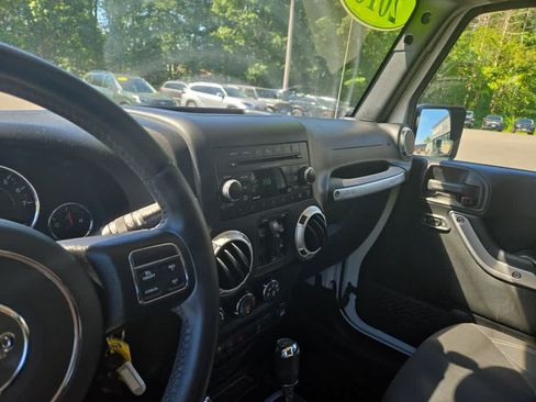 Used 2018 Jeep Wrangler Unlimited Sahara w/ Connectivity Group AWD/4WD image 24