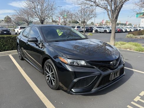 Used 2023 Toyota Camry SE image 1