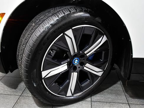 Used 2024 BMW iX xDrive50 w/ Sport Package AWD/4WD image 7