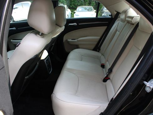 Used 2018 Chrysler 300 Limited RWD image 18