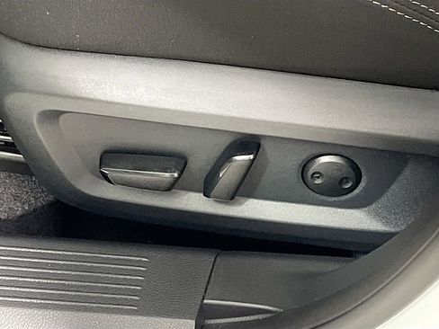 Used 2025 Nissan Rogue SV FWD image 12