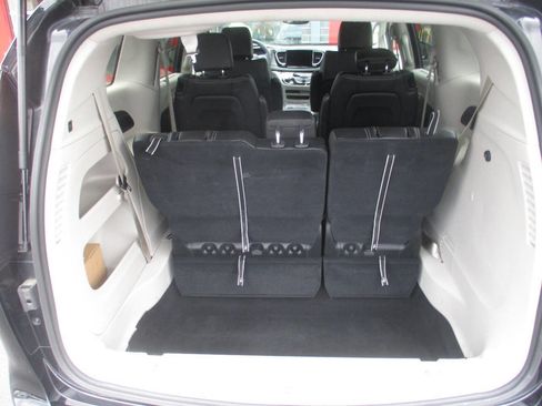Used 2023 Chrysler Pacifica Touring-L FWD image 41