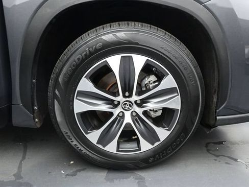 Used 2020 Toyota Highlander XLE FWD image 19