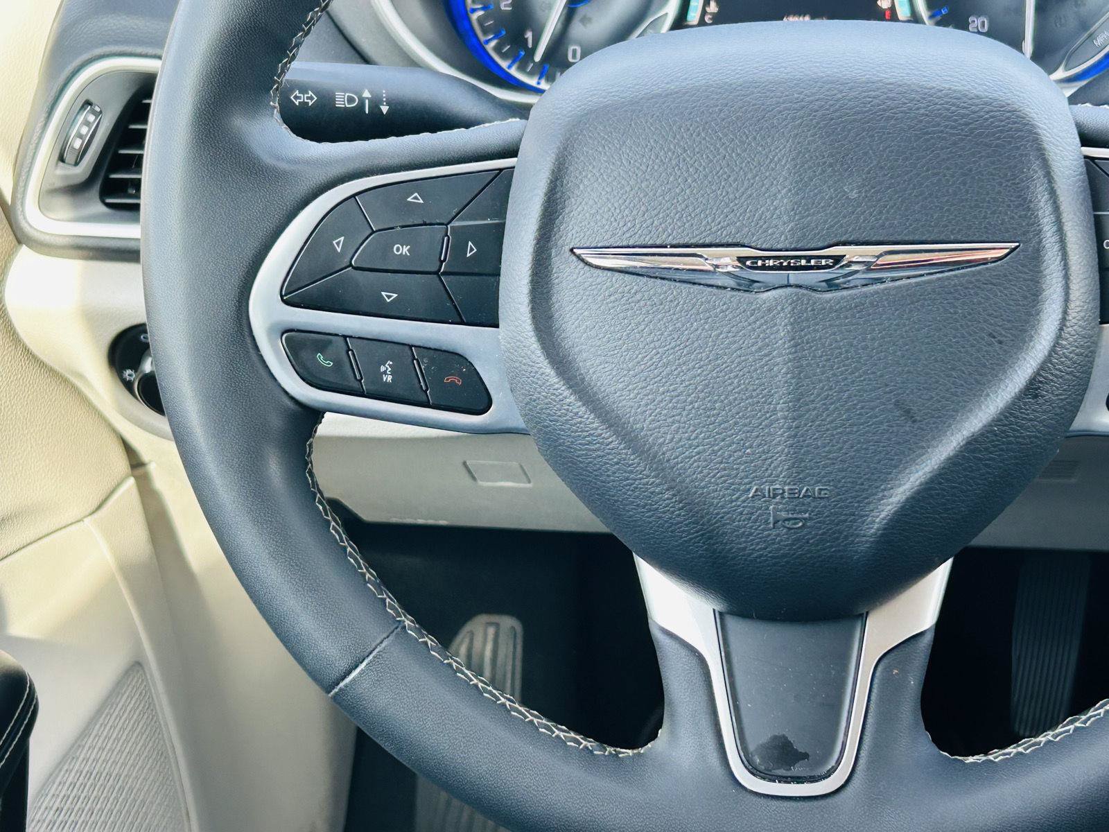 Used 2023 Chrysler Pacifica Touring-L FWD image 16