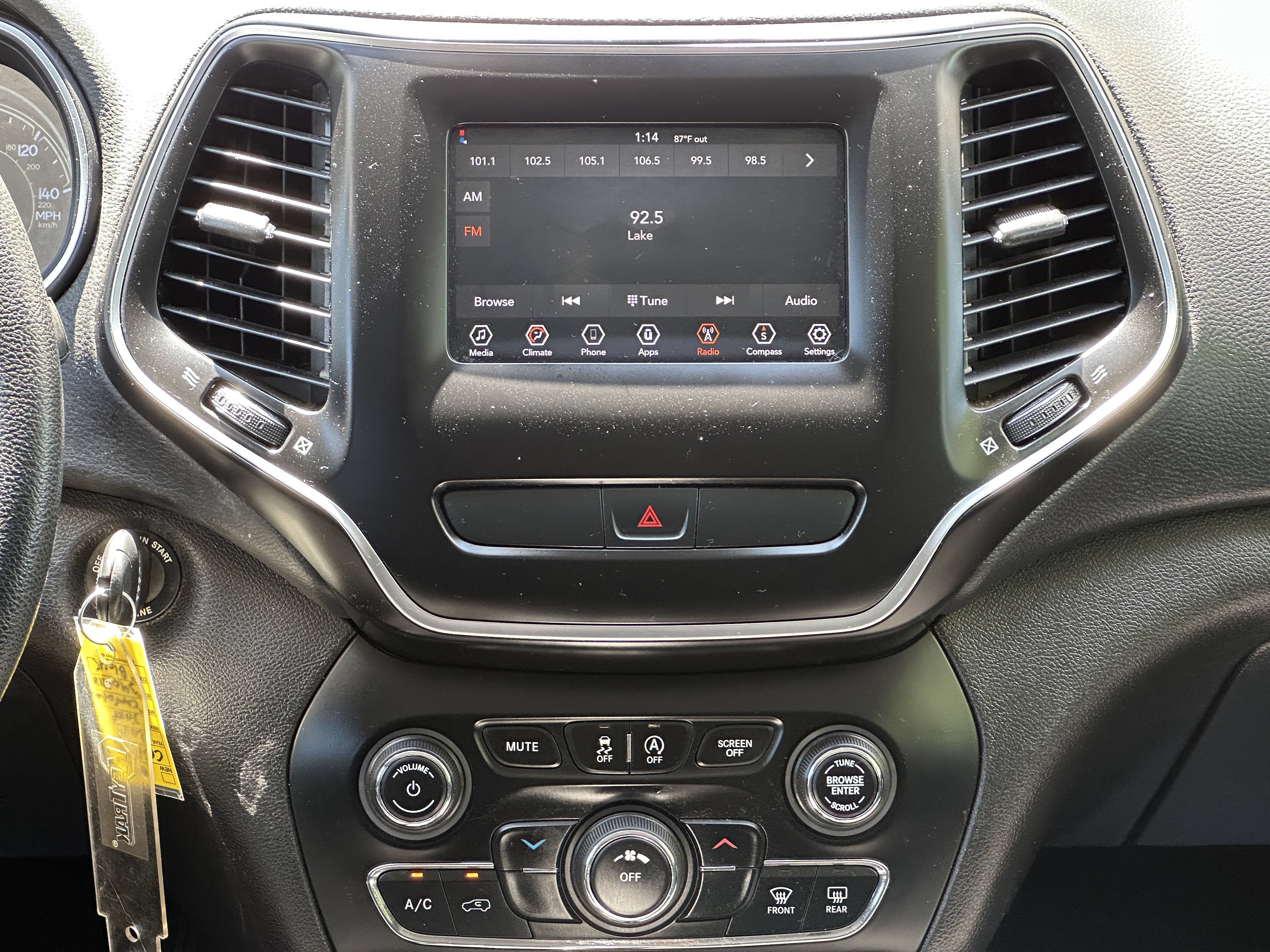 Used 2019 Jeep Cherokee Latitude w/ Popular Appearance Group FWD image 16