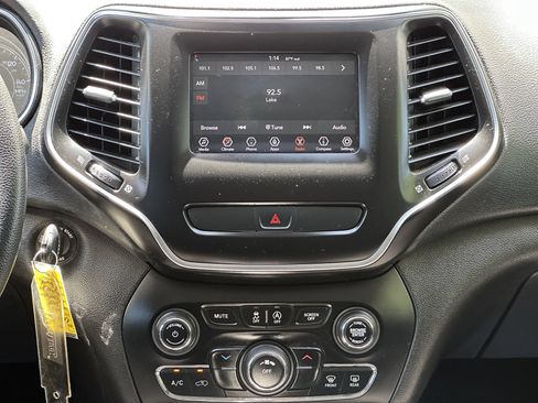 Used 2019 Jeep Cherokee Latitude w/ Popular Appearance Group FWD image 16