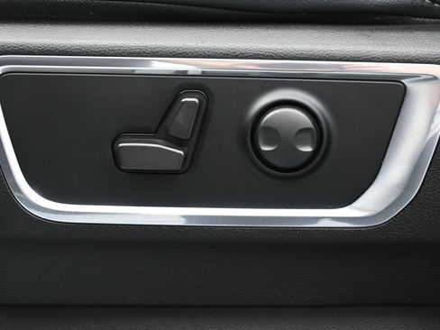 Used 2024 RAM 1500 Laramie AWD/4WD image 10