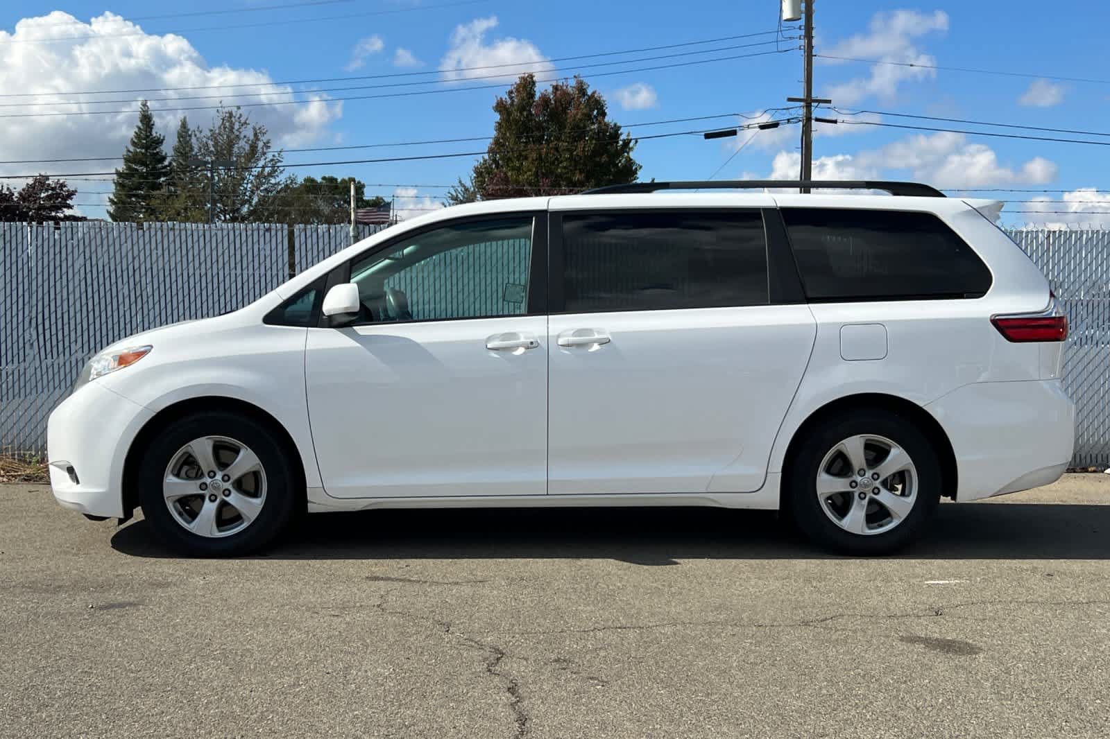 Used 2017 Toyota Sienna LE FWD image 2