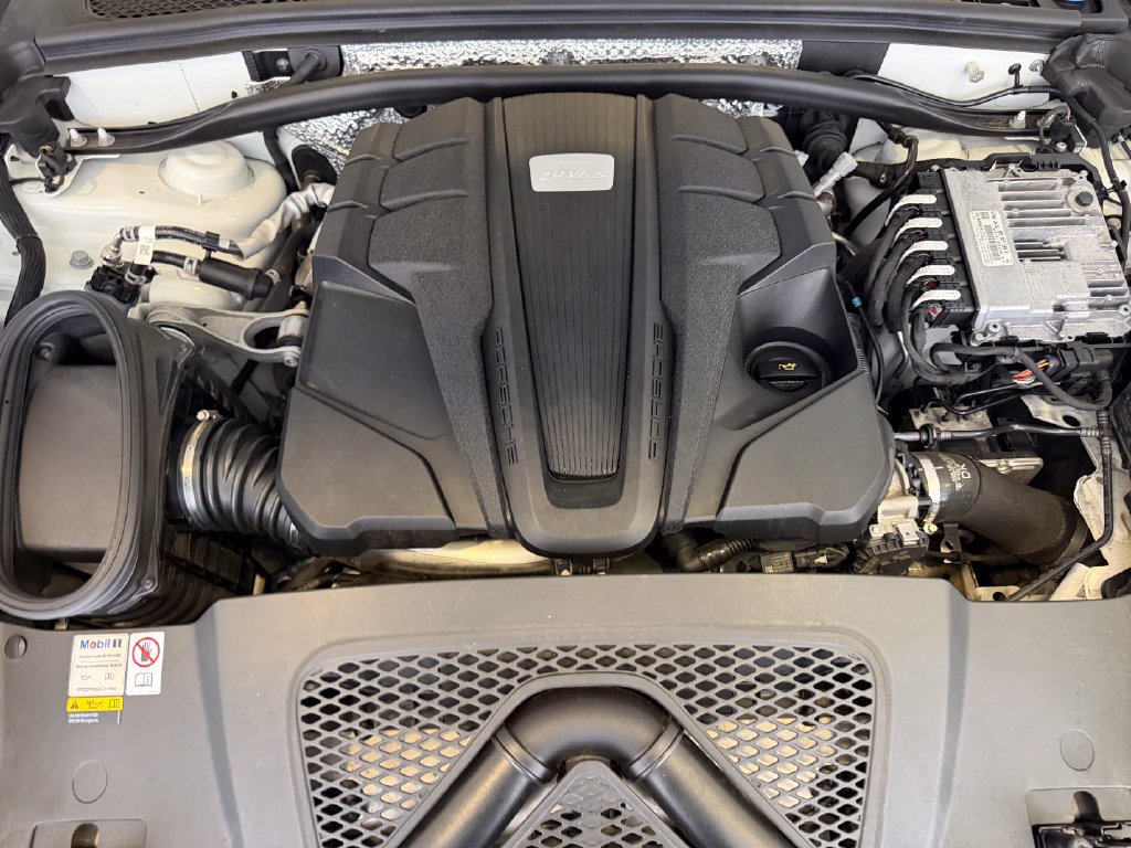 Certified 2022 Porsche Macan S AWD/4WD image 28