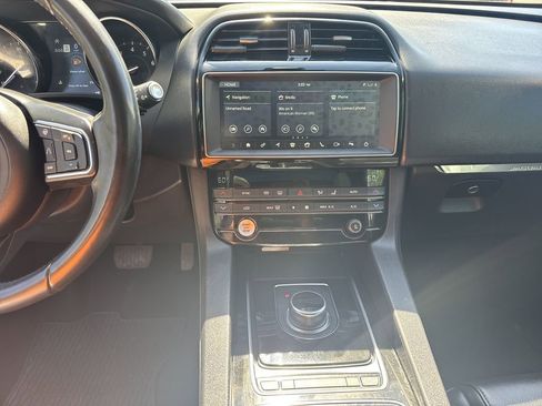 Used 2020 Jaguar F-PACE Premium image 29