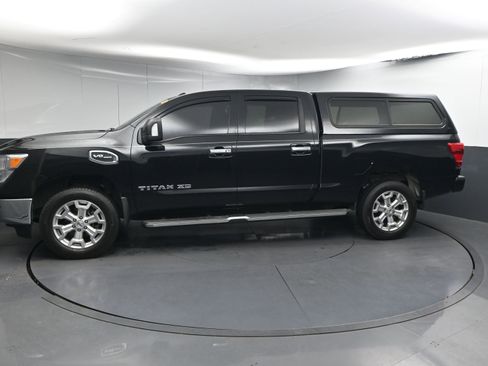 Used 2017 Nissan Titan SV image 5