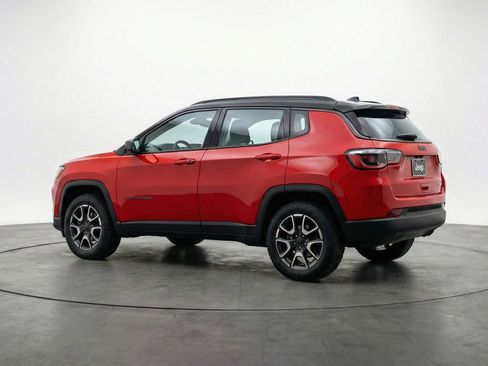 Used 2025 Jeep Compass Trailhawk image 5