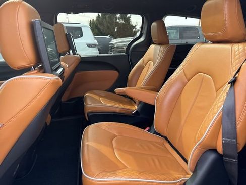 Used 2023 Chrysler Pacifica Pinnacle image 12
