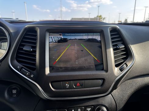 Used 2019 Jeep Cherokee Trailhawk AWD/4WD image 23