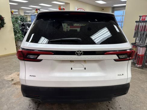 Used 2024 Toyota Grand Highlander XLE image 9