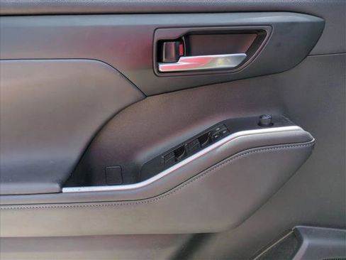 Used 2023 Toyota Highlander XLE FWD image 11