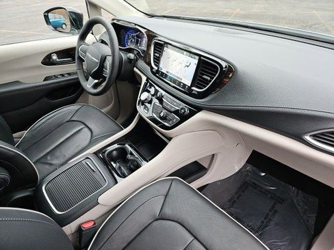 Used 2024 Chrysler Pacifica Limited w/ Uconnect Theater Family Group image 14