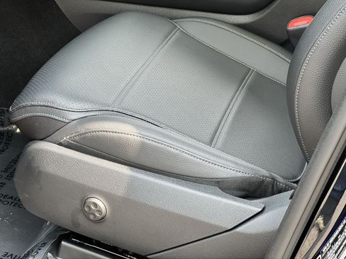 Used 2025 Mercedes-Benz GLC 300 4MATIC image 19
