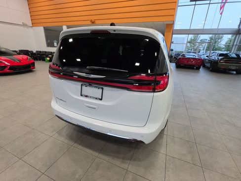 Used 2026 Chrysler Pacifica Select FWD image 9