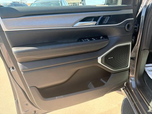 Used 2025 Jeep Wagoneer 4WD image 15