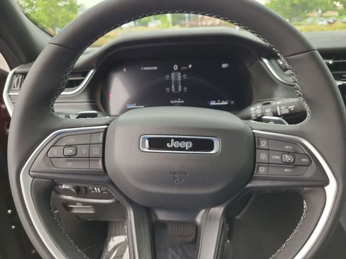 New 2025 Jeep Grand Cherokee Laredo X w/ Luxury Tech Group I image 23