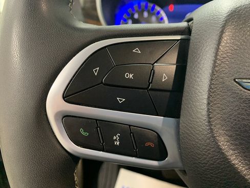 Used 2023 Chrysler Pacifica Limited FWD image 25