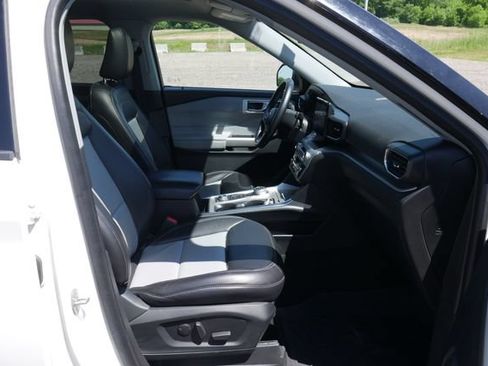 Used 2022 Ford Explorer XLT w/ Equipment Group 202A AWD/4WD image 28