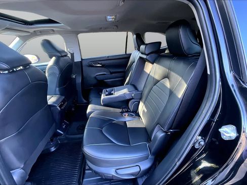 Used 2023 Toyota Highlander XLE AWD/4WD image 20