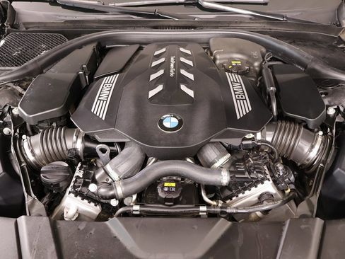 Used 2021 BMW 750i xDrive w/ Executive Package image 23