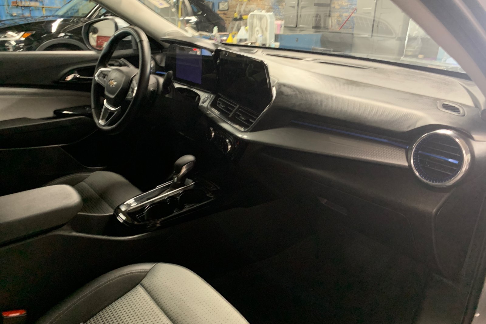 Used 2025 Chevrolet Trax LT w/ LT Convenience Package FWD image 18