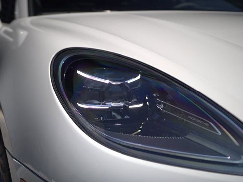 Certified 2025 Porsche Macan Turbo image 8