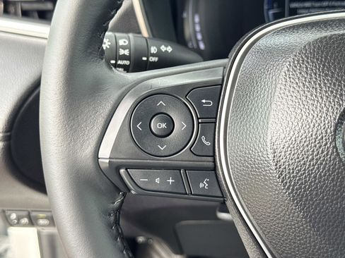 Used 2025 Toyota Corolla Cross XLE image 11