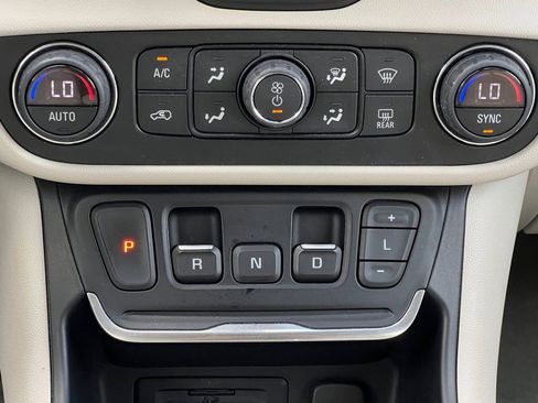 Used 2020 GMC Terrain Denali w/ Denali Premium Package FWD image 4