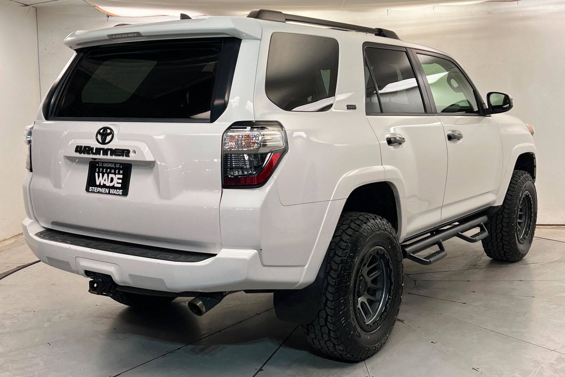 Used 2018 Toyota 4Runner SR5 AWD/4WD image 6